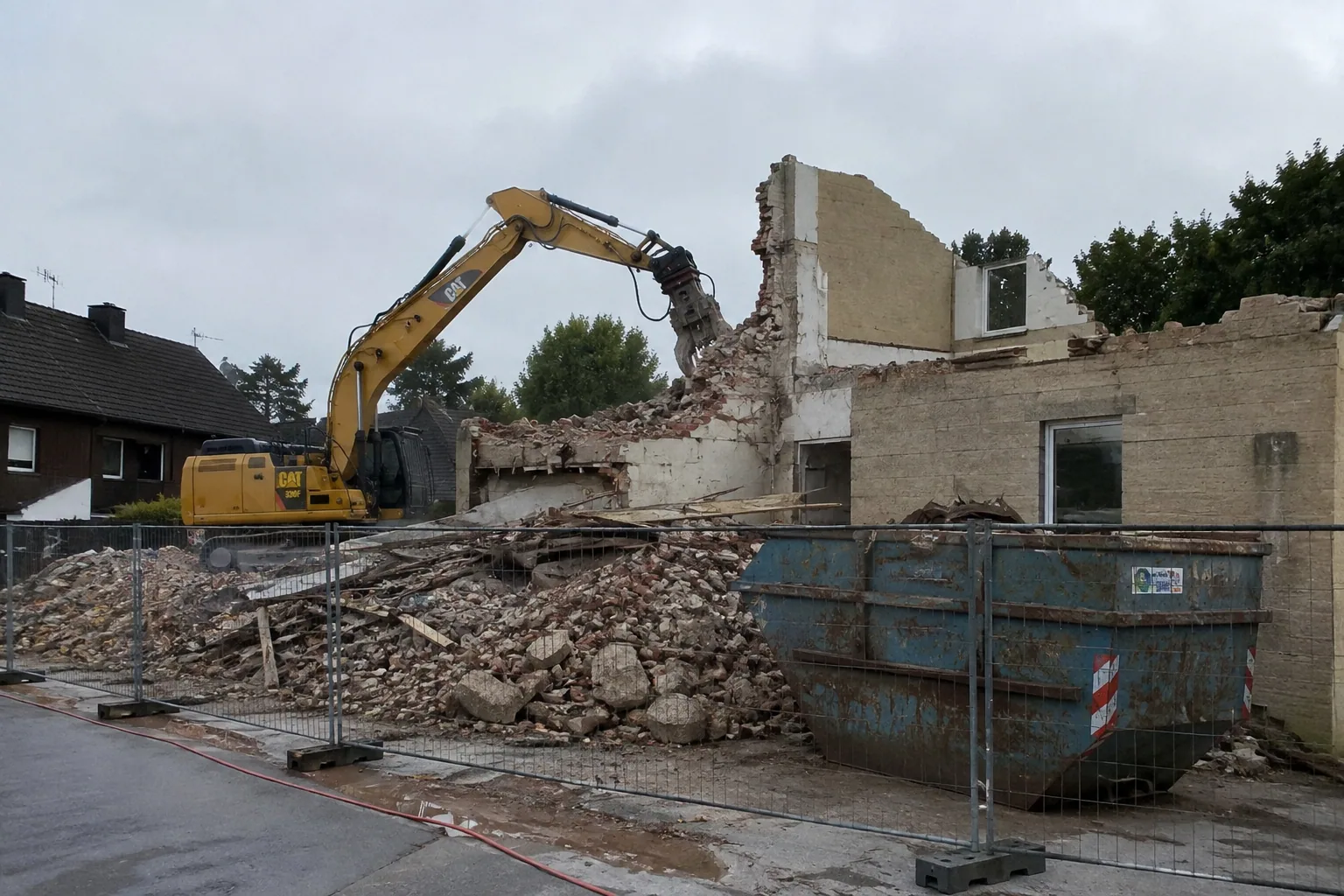 Bagger bei Abrissarbeiten an einem Gebäude