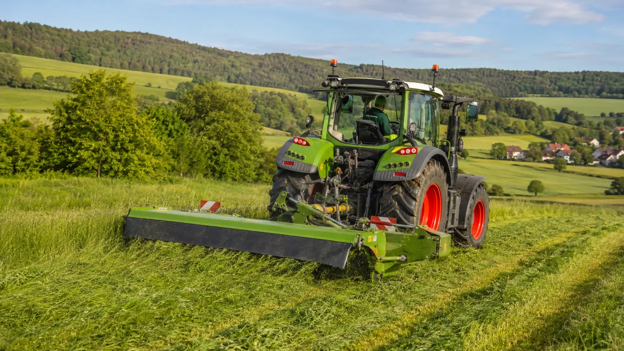 Traktor bei der Grünlandpflege