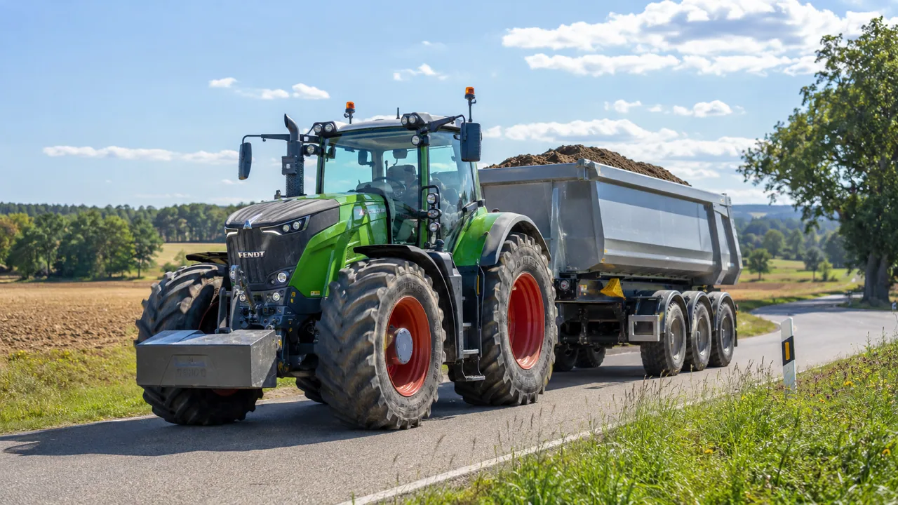 Traktor mit Schüttgutanhänger bei Transportarbeiten